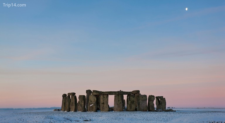 Quang cảnh Stonehenge vào lúc hoàng hôn vào mùa đông, Wiltshire, Vương quốc Anh - Trip14.com