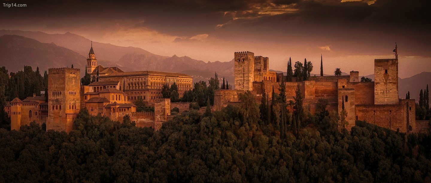  Alhambra, Granada, một trong những thắng cảnh du lịch nổi tiếng nhất của Tây Ban Nha   |   