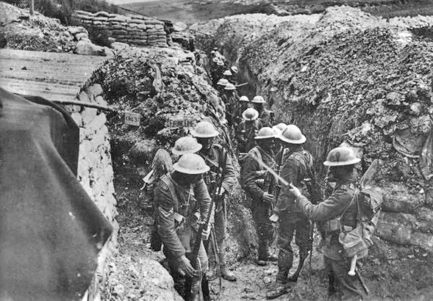  Lancashire Fusiliers thứ nhất trong chiến hào gần Somme, 1916   |   