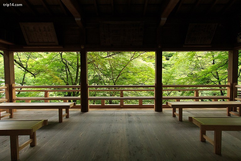 Nghỉ ngơi tại đền Kifune Jinja - Trip14.com