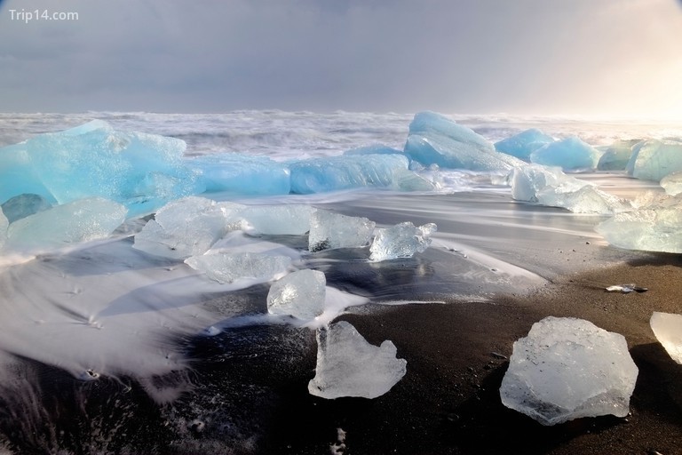 Icebergs tạo thành 'viên kim cương' trên Bãi biển Jökulsárlon