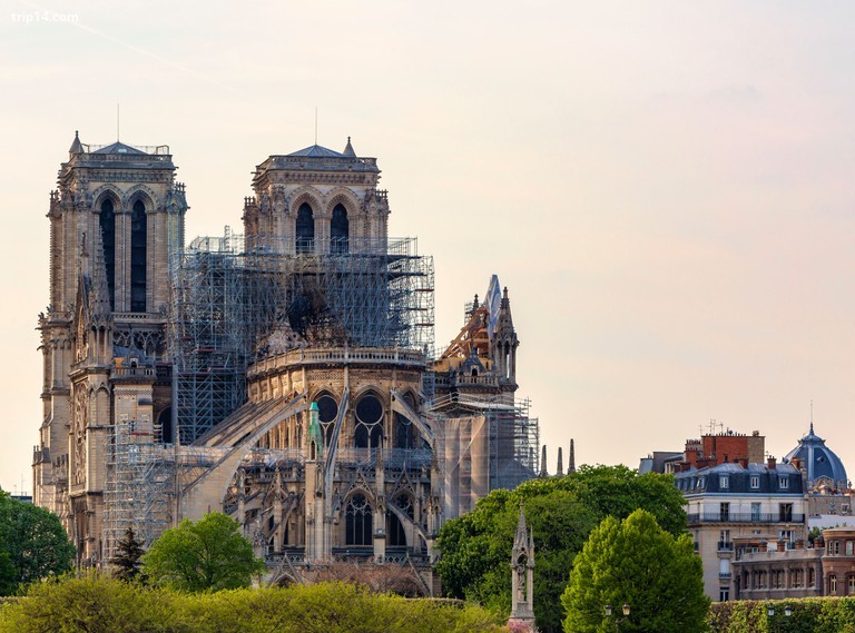 Nhà thờ Đức Bà ở Paris sau vụ hỏa hoạn đã phá hủy toàn bộ mái nhà vào ngày 15 tháng 4 năm 2019. - Trip14.com