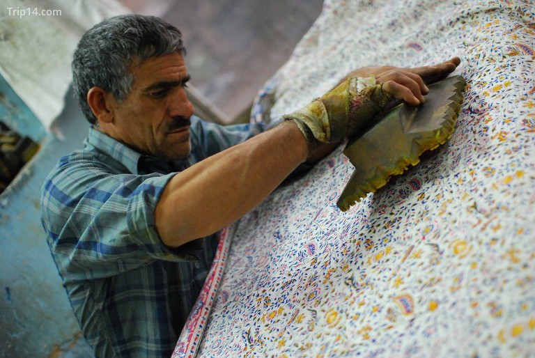 Một người đàn ông vẽ tay vải truyền thống trong xưởng ở chợ của Esfahan |  