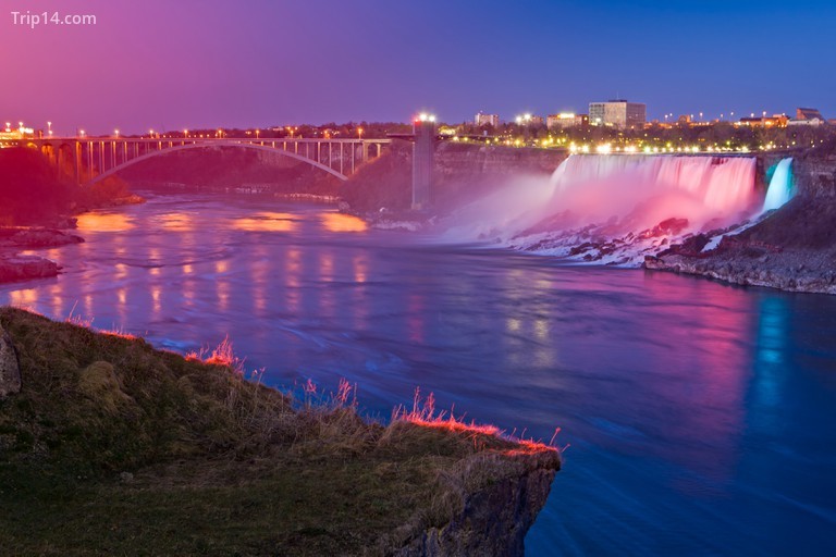 Thác Mỹ và cầu Rainbow nhìn từ phía bên bờ sông Niagara của Canada trong Lễ hội ánh sáng. - Trip14.com