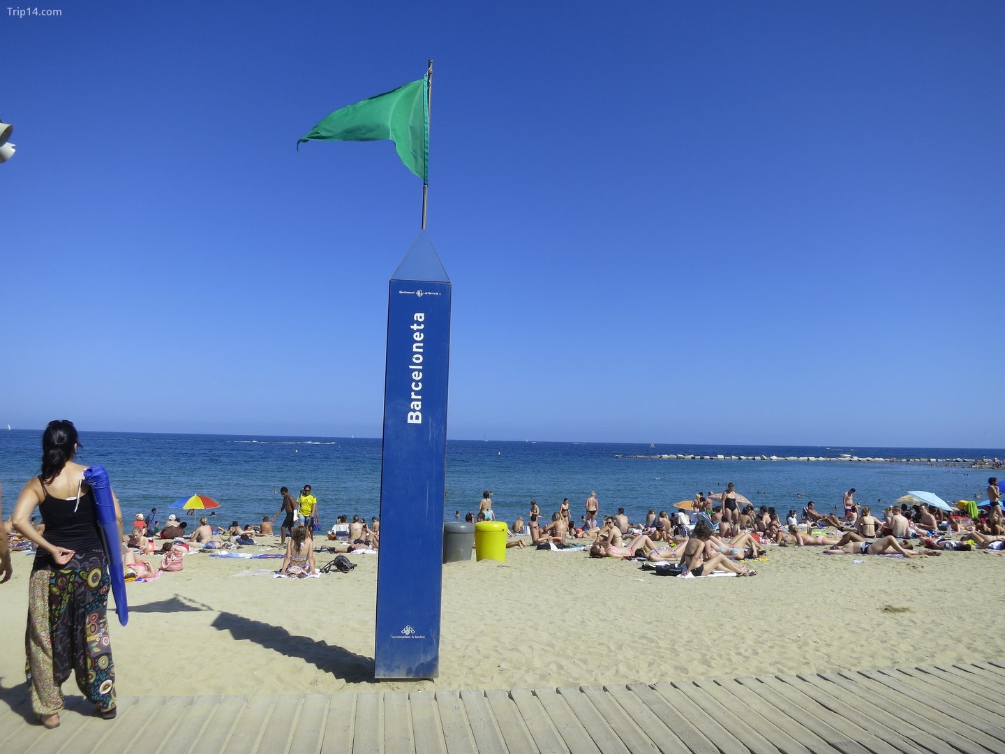 Bãi biển Barceloneta không phải là nơi bạn đi tắm biển