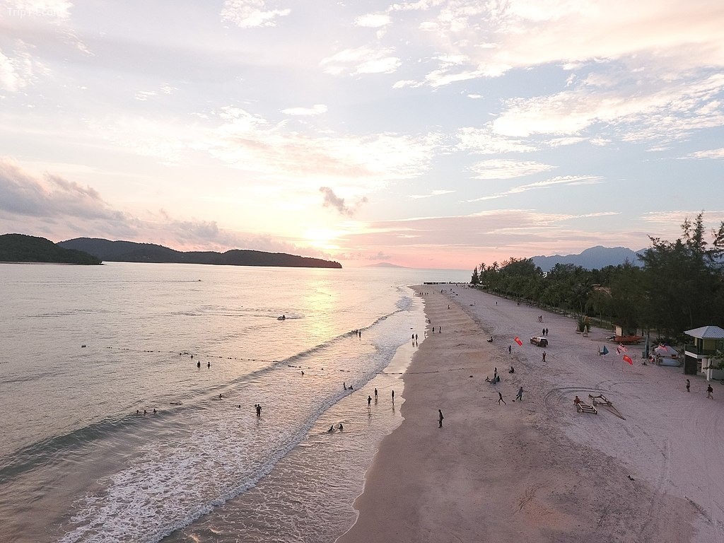 Bãi biển Pantai Cenang - Trip14.com