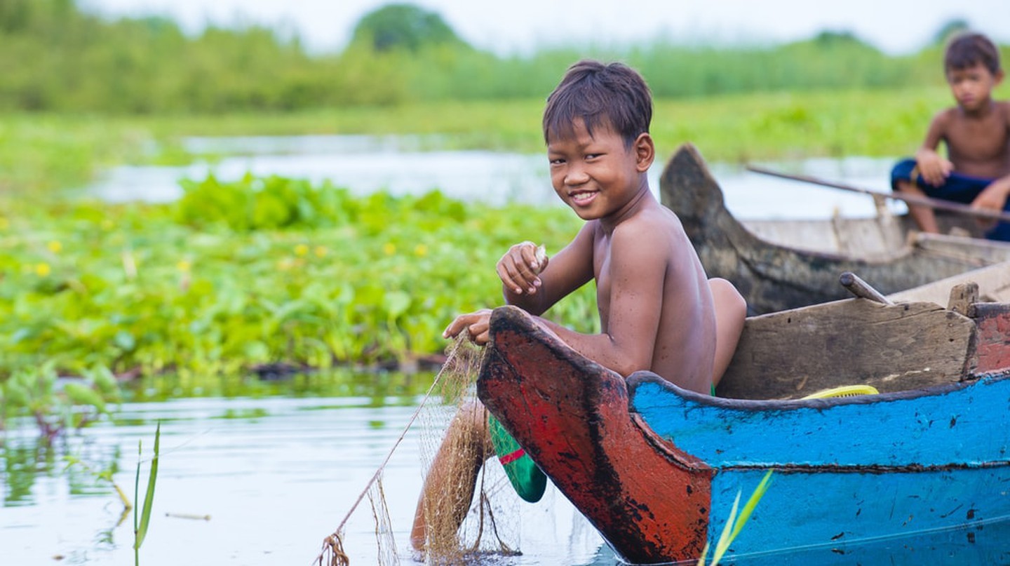 Trẻ em Campuchia ở hồ Tonle sap | © Kobby Dagan / Shutterstock