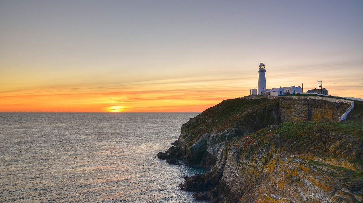 Ngọn hải đăng South Stack nằm ngoài khơi Anglesey là một nơi tuyệt đẹp để ngắm mặt trời lặn