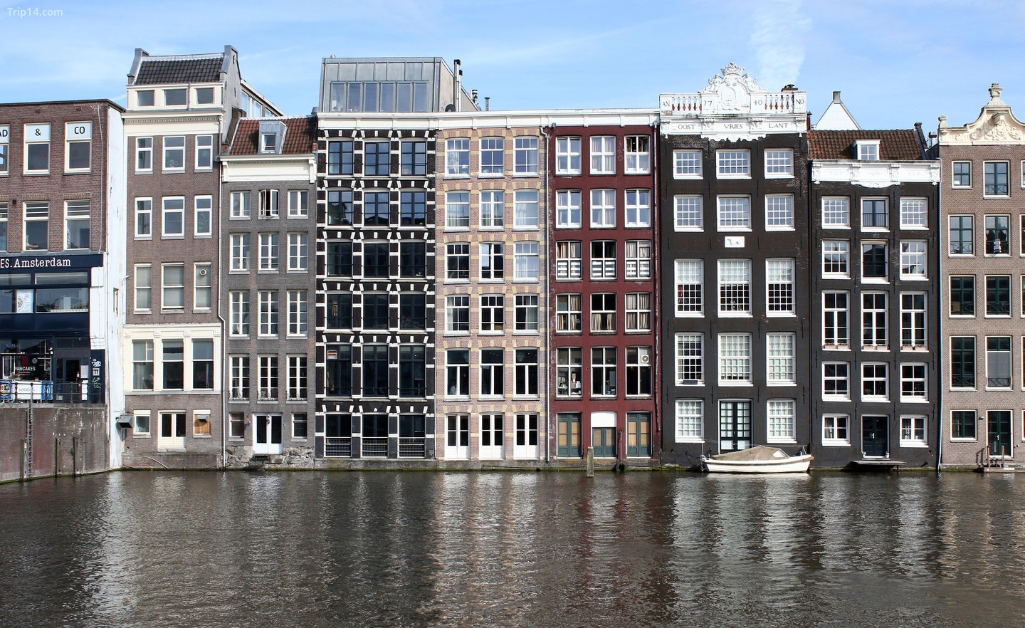 Đi bộ vào thành phố thời Trung cổ của Amsterdam