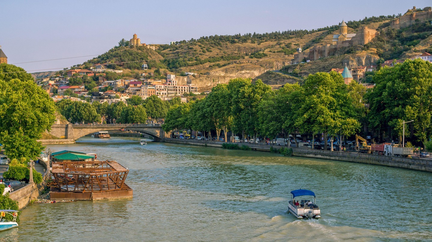 Mùa hè ở Tbilisi rất nóng, vì vậy hãy nhớ mang theo nước khi bạn đi dạo dọc theo sông Kura | © Olena Korol / Alamy