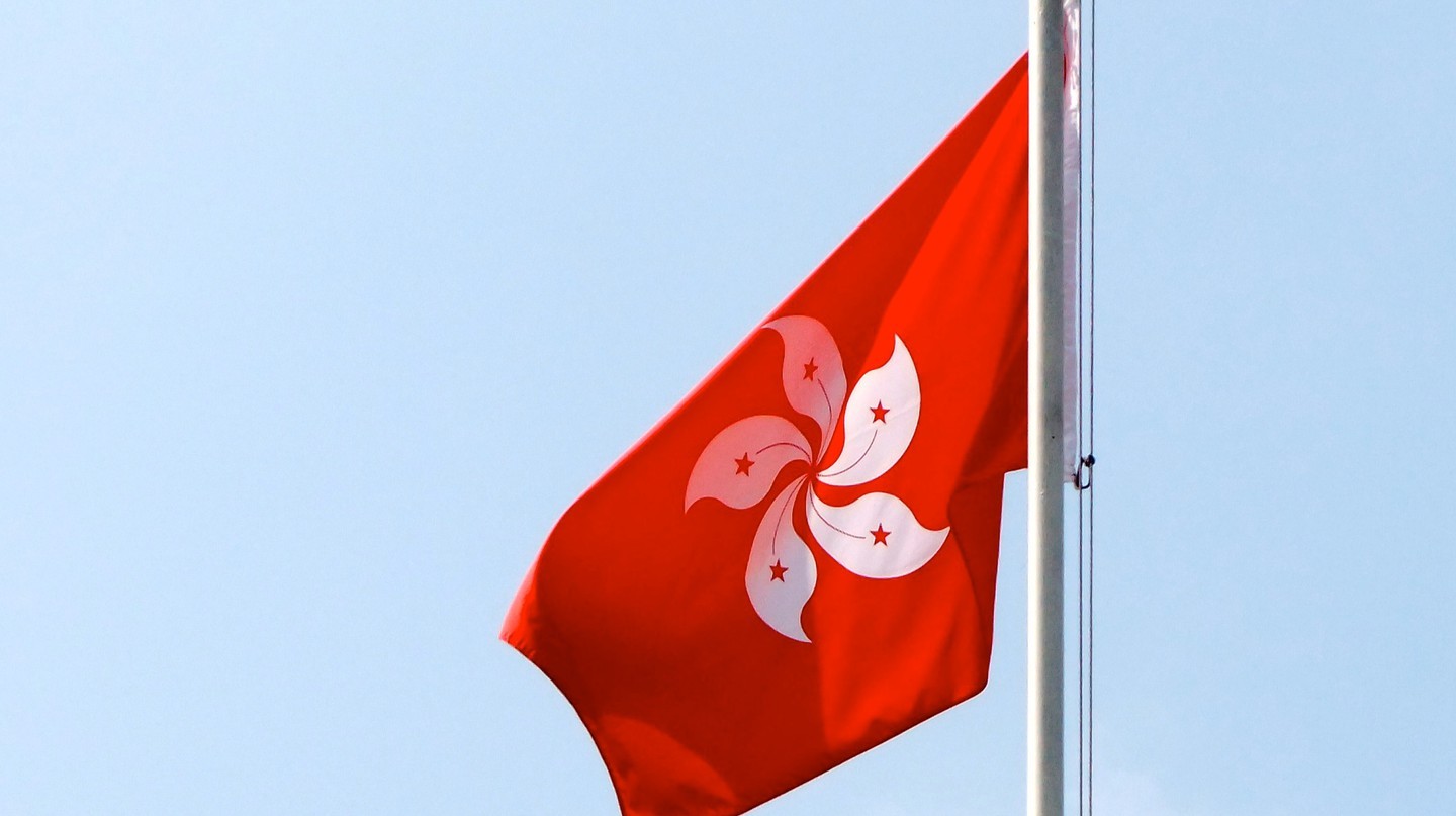 Lịch sử lá cờ Hồng Kông: Lá cờ Hồng Kông đã trải qua nhiều biến cố trong lịch sử, từng được dùng để biểu tình và đòi quyền tự trị. Tuy nhiên, đó cũng là biểu tượng của sự kiên trì và hy vọng của nhân dân Hồng Kông. Hãy cùng xem những hình ảnh về lịch sử của lá cờ Hồng Kông để hiểu rõ hơn về ý nghĩa của biểu tượng này.