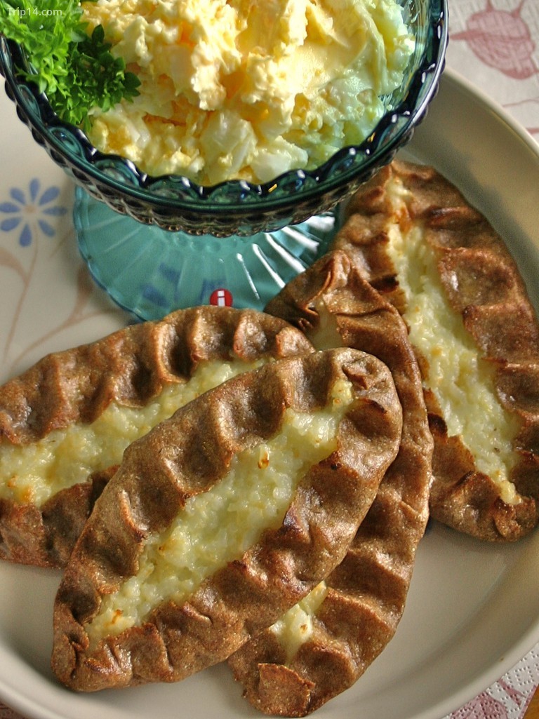 Bánh ngọt Karelian với bơ trứng 
