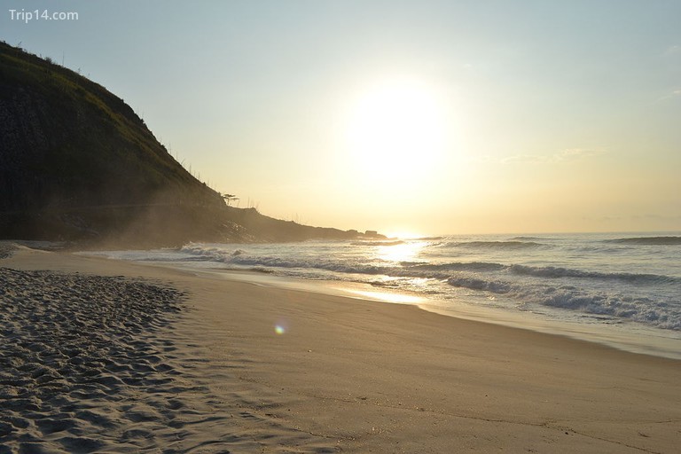 Ghé thăm những bãi biển hoang sơ và những con đường mòn trong khu vực phía tây của Rio - Trip14.com