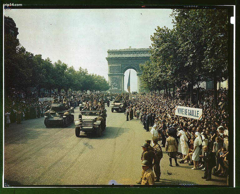 Đám đông những người yêu nước Pháp xếp hàng trên đại lộ Champs Elysees để xem xe tăng của quân Đồng minh và một nửa đường ray đi qua Khải Hoàn Môn, sau khi Paris được giải phóng vào ngày 25 tháng 8 năm 1944. - Trip14.com