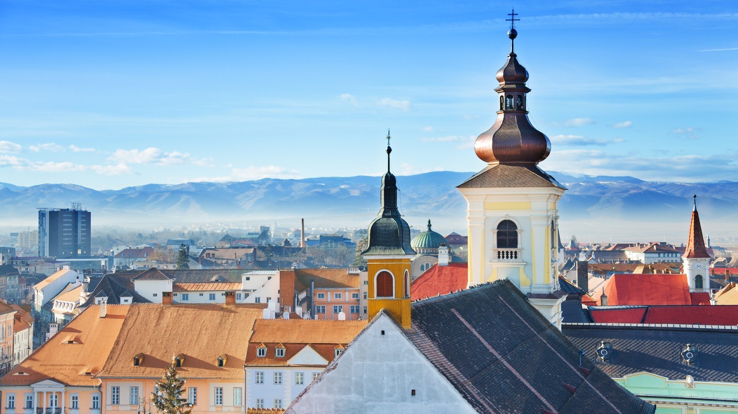 Phố cổ Sibiu có cả kiến trúc độc đáo và phong cảnh núi non tuyệt đẹp | © SerrNovik / Getty Images