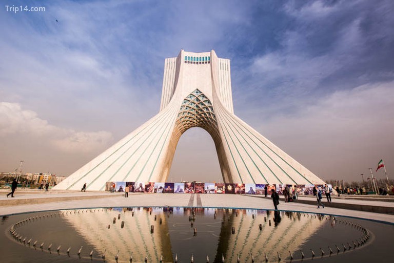 Tháp Azadi là biểu tượng của Tehran | © sunawnOdyssey / Flickr - Trip14.com