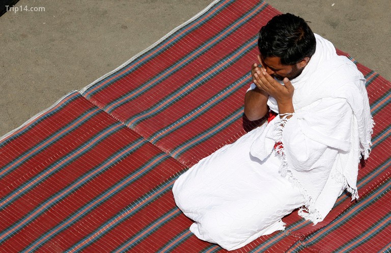 Một người hành hương Hồi giáo cầu nguyện buổi cầu nguyện buổi trưa ở Mina gần Mecca, Ả Rập Saudi. - Trip14.com