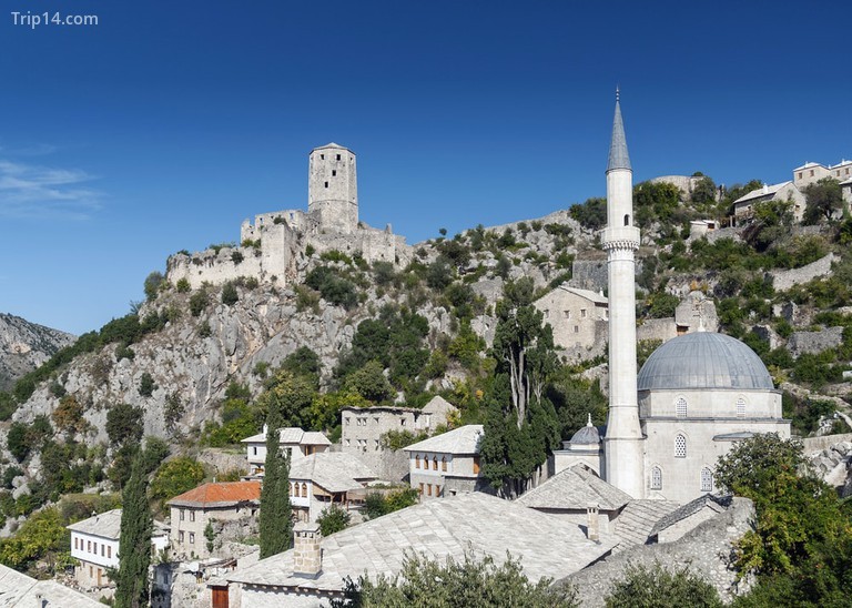 Cảnh đẹp của làng Pocitelj các tòa nhà kiến ​​trúc cổ truyền thống và nhà thờ Hồi giáo