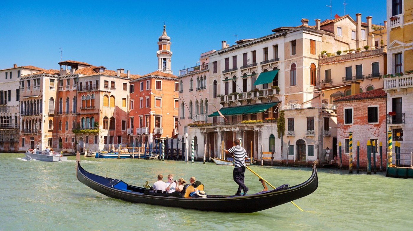 Một chiếc thuyền gondola chở khách du lịch dọc theo Kênh đào Grand ở Venice | © Jan Wlodarchot / Alamy Kho ảnh