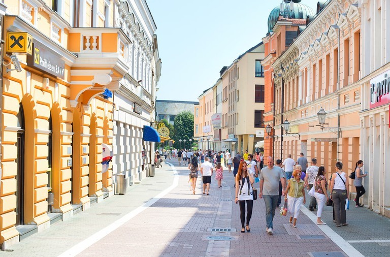 Những người đi bộ trên đường phố Old Town của Banja Luka |  