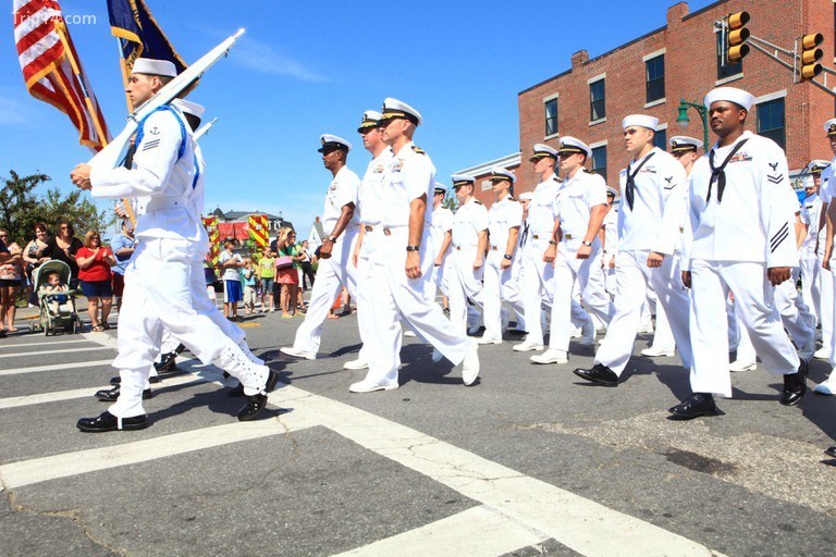 Phi hành đoàn của USS San Antonio diễu hành qua các đường phố Rockland, Maine trong Lễ hội Tôm hùm 2012