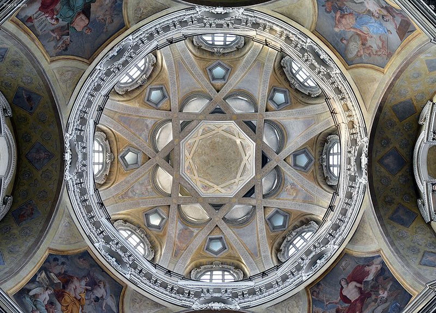  Nội thất mái vòm Chiesa di San Lorenzo   |   WikiCommons 