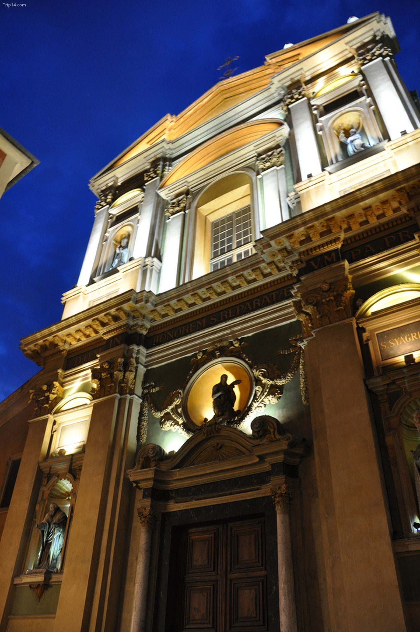 Một trong nhiều nhà thờ được trang trí công phu ở Nice