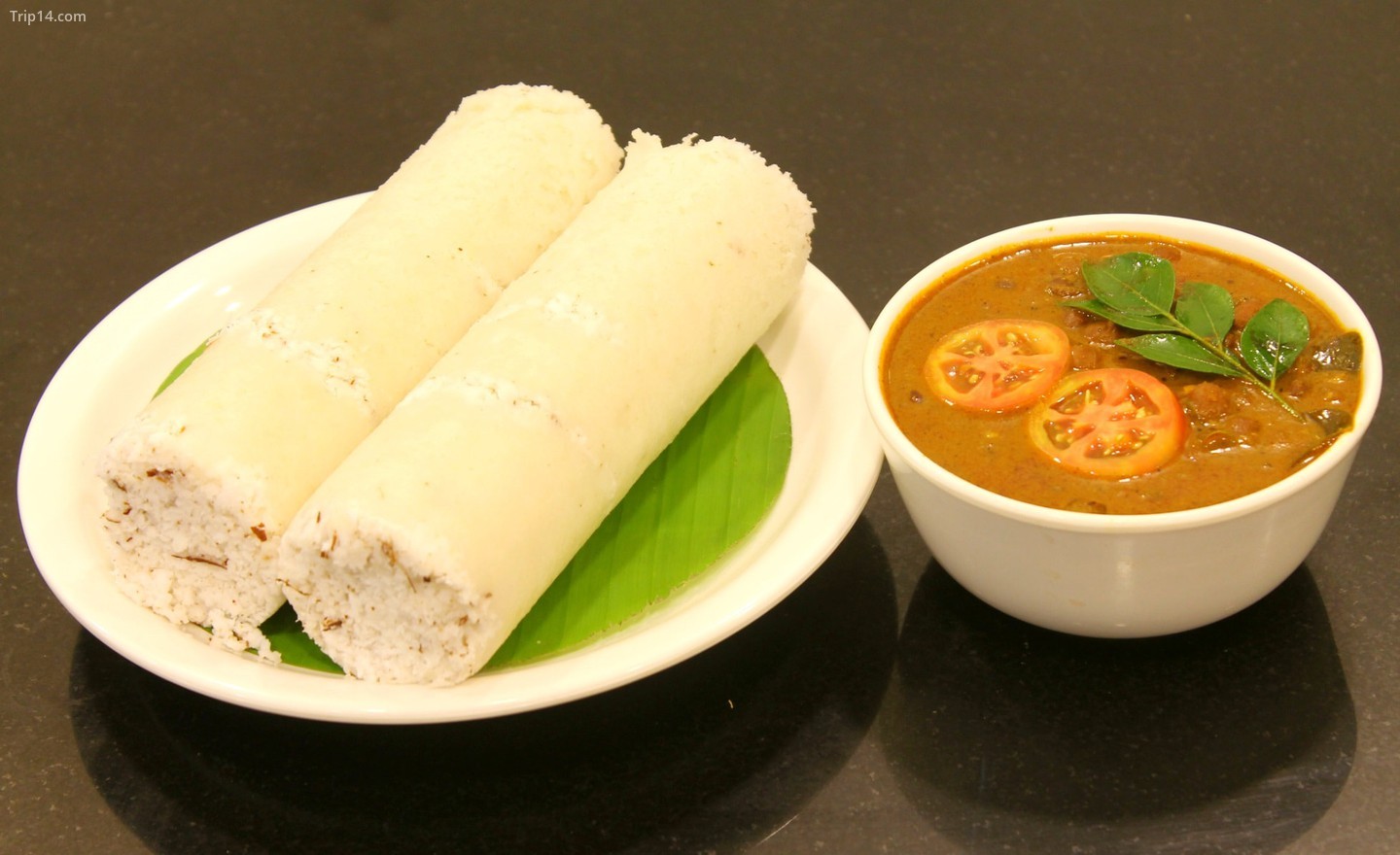 Cách tốt nhất để thưởng thức Puttu và Kadala là bẻ Puttu cho vào món cà ri Kadala 