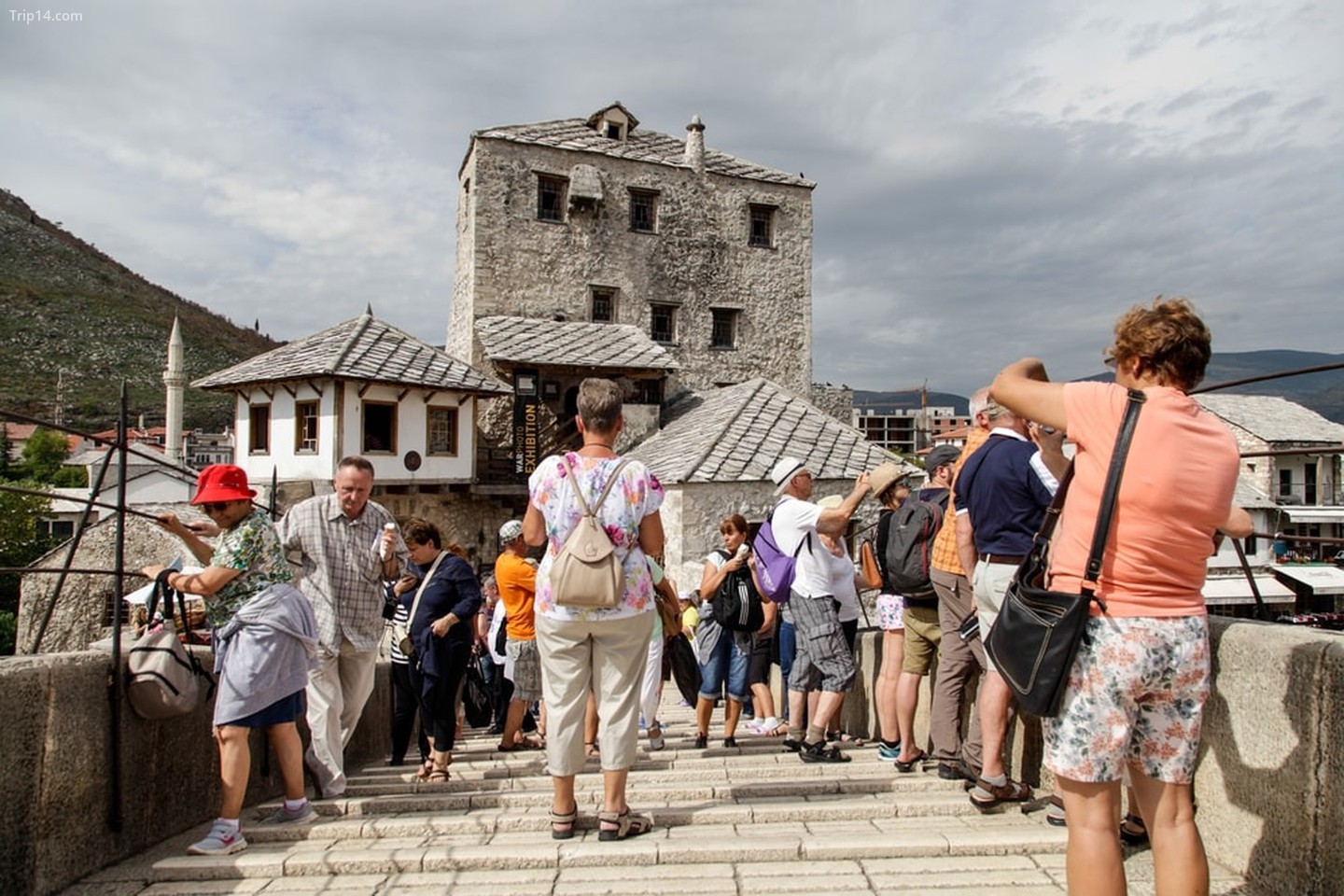 Khách du lịch trên Stari Most, Mostar   |   
