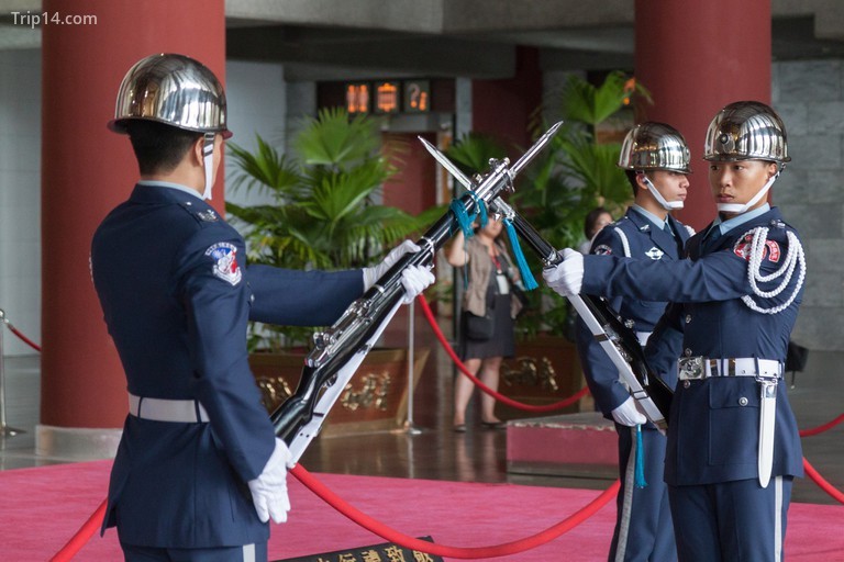 Quân lính bảo vệ tại Đài tưởng niệm Tôn Trung Sơn © Alan Wu / Flickr
