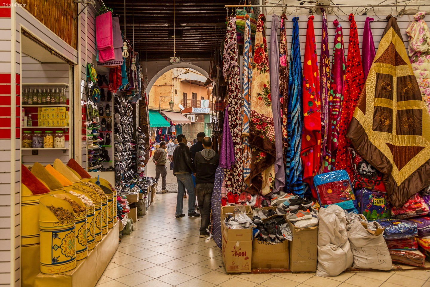 Khu phố Mellah là nơi buôn bán vải