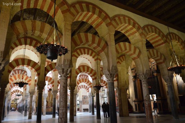 Các mái vòm đôi nổi tiếng của nhà thờ Hồi giáo Cordoba