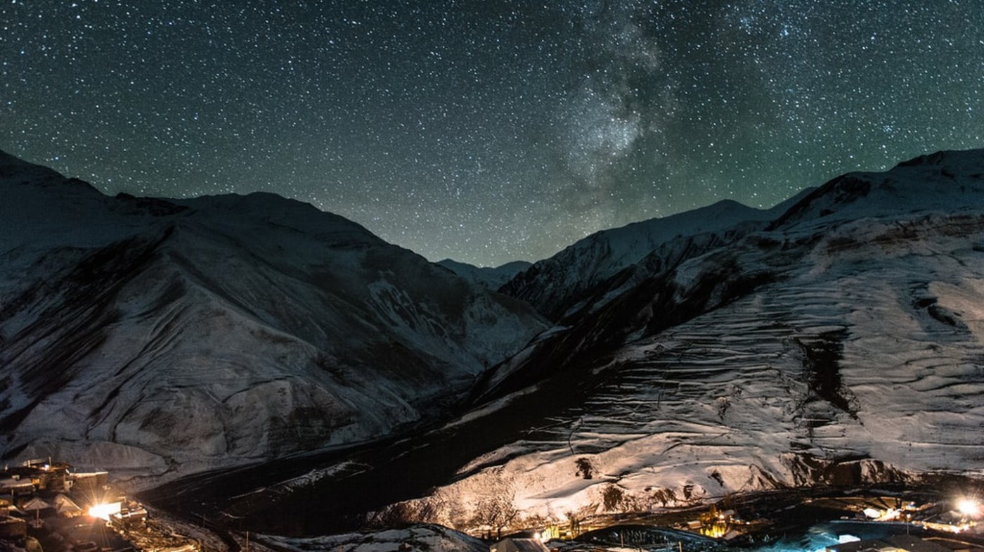 Đêm đầy sao trên ngôi làng miền núi lịch sử - Xinaliq | © Evgeny Eremeev / Shutterstock