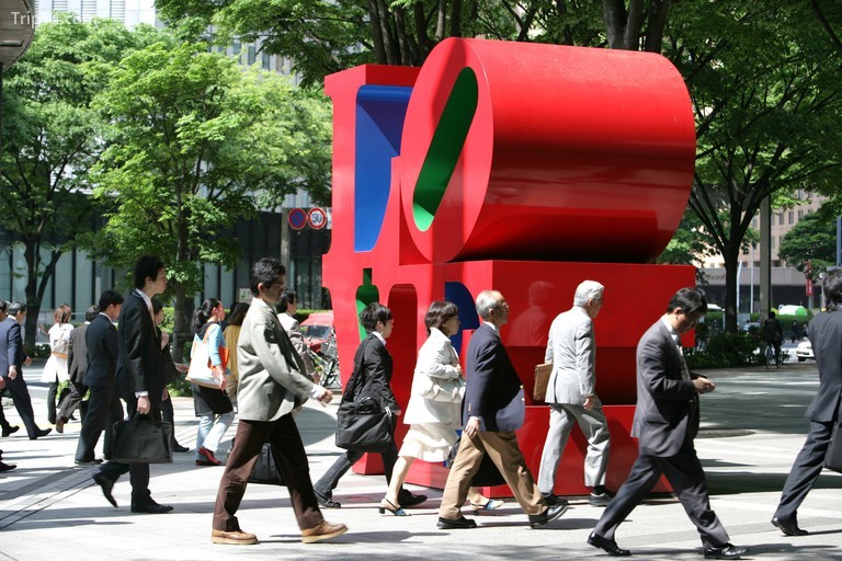 Người dân quận Shinjuku trên đường đến văn phòng đi qua tác phẩm điêu khắc Tình yêu của nghệ sĩ người Mỹ Robert Indiana ở Nhật Bản, Tokyo - Trip14.com