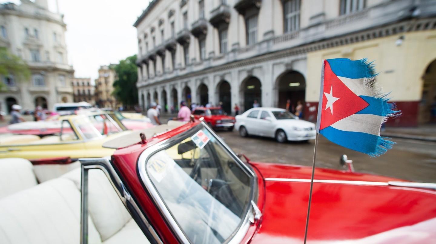 Chiếu xe cổ mang cờ Cuba | © flunkey0 / Pixabay