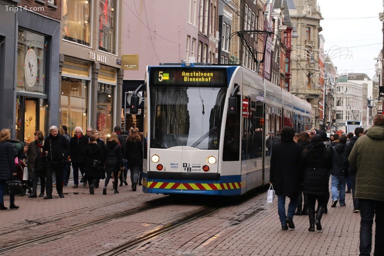 Mua thẻ chip OV 24 giờ cho phép du khách nhanh chóng di chuyển quanh Amsterdam bằng phương tiện giao thông công cộng