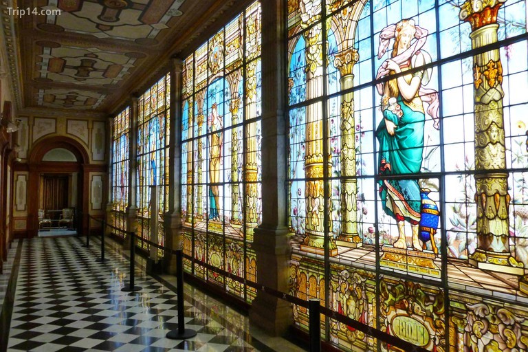 Cửa sổ kính màu trong bảo tàng Nacional de la Historia, Mexico City