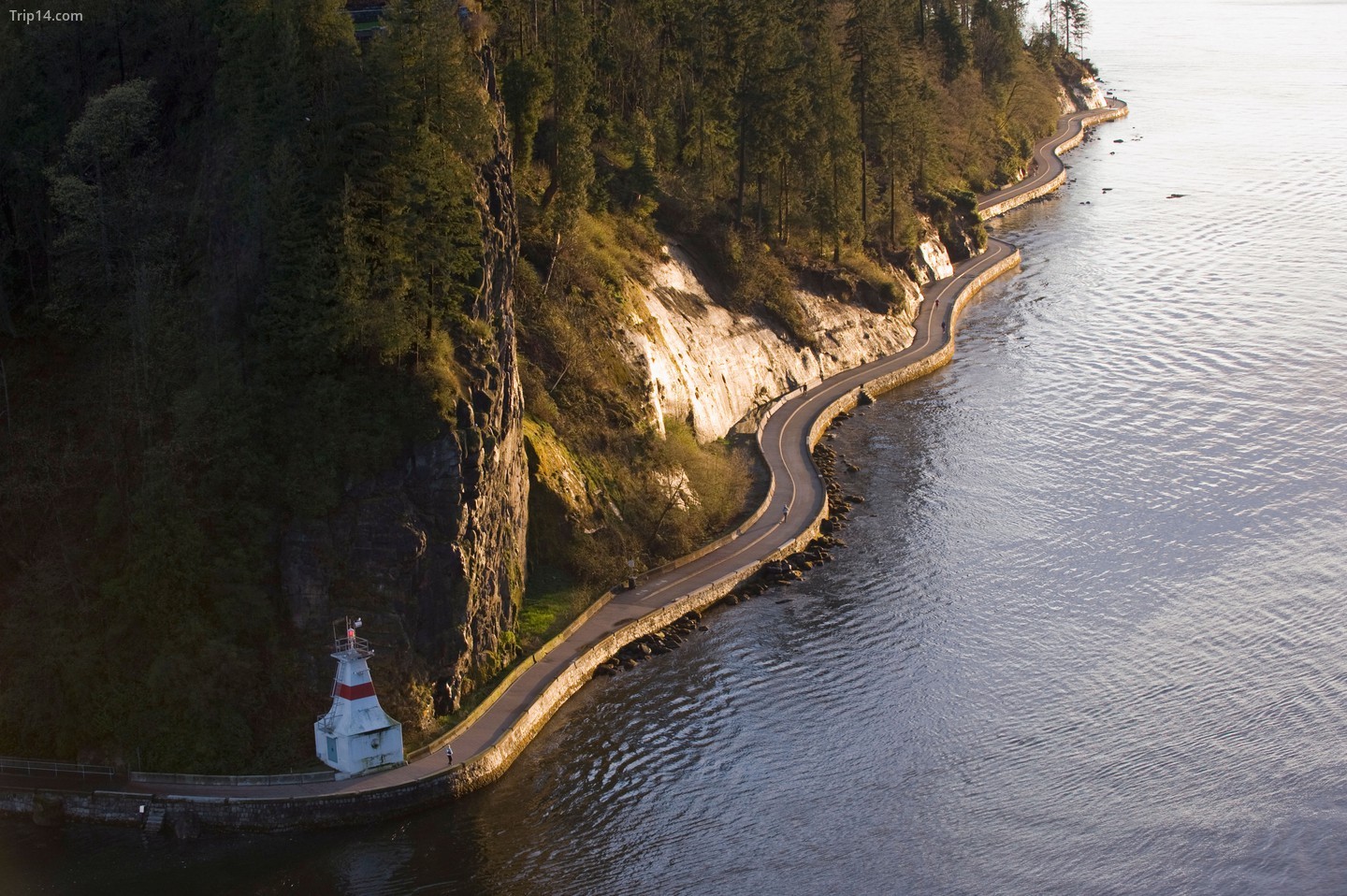  Đèn hiệu trên tường đi dạo ở Công viên Stanley, Burrard Inlet, Vancouver, British Columbia, Canada, Bắc Mỹ   |   