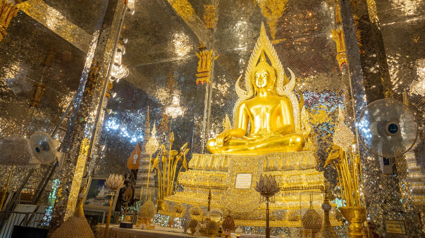 Khám phá ngôi chùa Thái Lan được phủ toàn bằng kính bên trong