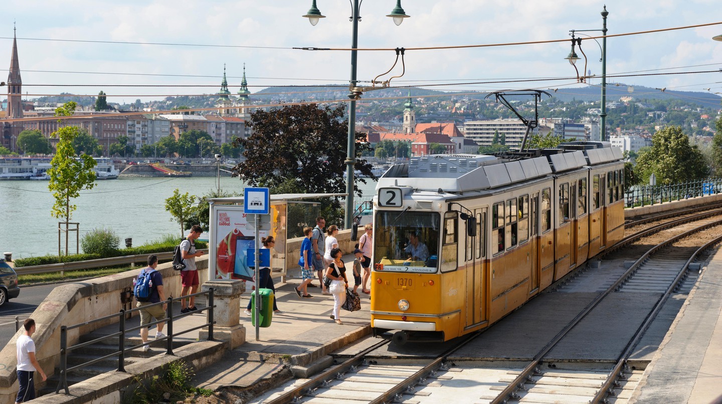 Tuyến đường xe điện số 2 của Budapest sử dụng xe điện thời Cộng sản | © Mo Peerbacus / Alamy Stock Photo