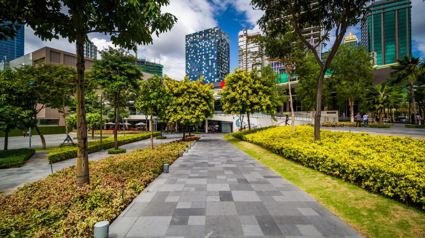 Lối đi bộ tại công viên và các tòa nhà chọc trời tại Bonifacio Global City, Metro Manila, Philippines | © Jon Bilous / Shutterstock