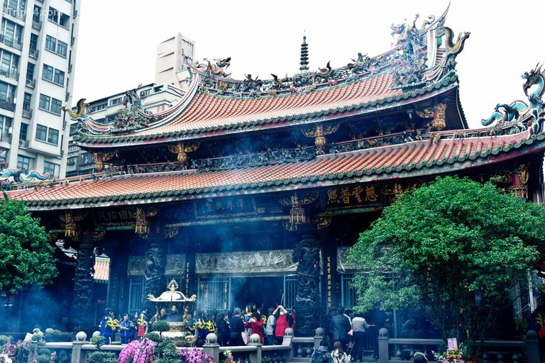 Người dân địa phương đi lễ tại chùa Long Sơn