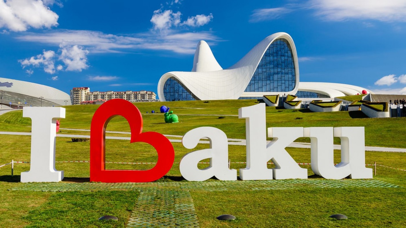 Quang cảnh bên ngoài Trung tâm Heydar Aliyev, Baku | © RAndrei / Shutterstock
