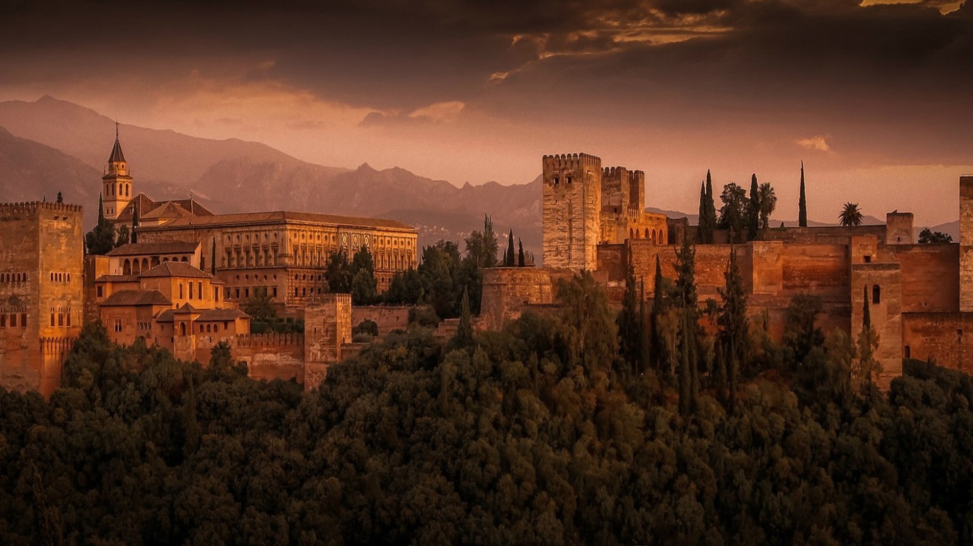 Alhambra, Granada, một trong những điểm du lịch nổi tiếng nhất của Tây Ban Nha | © Walkerssk / Pixabay