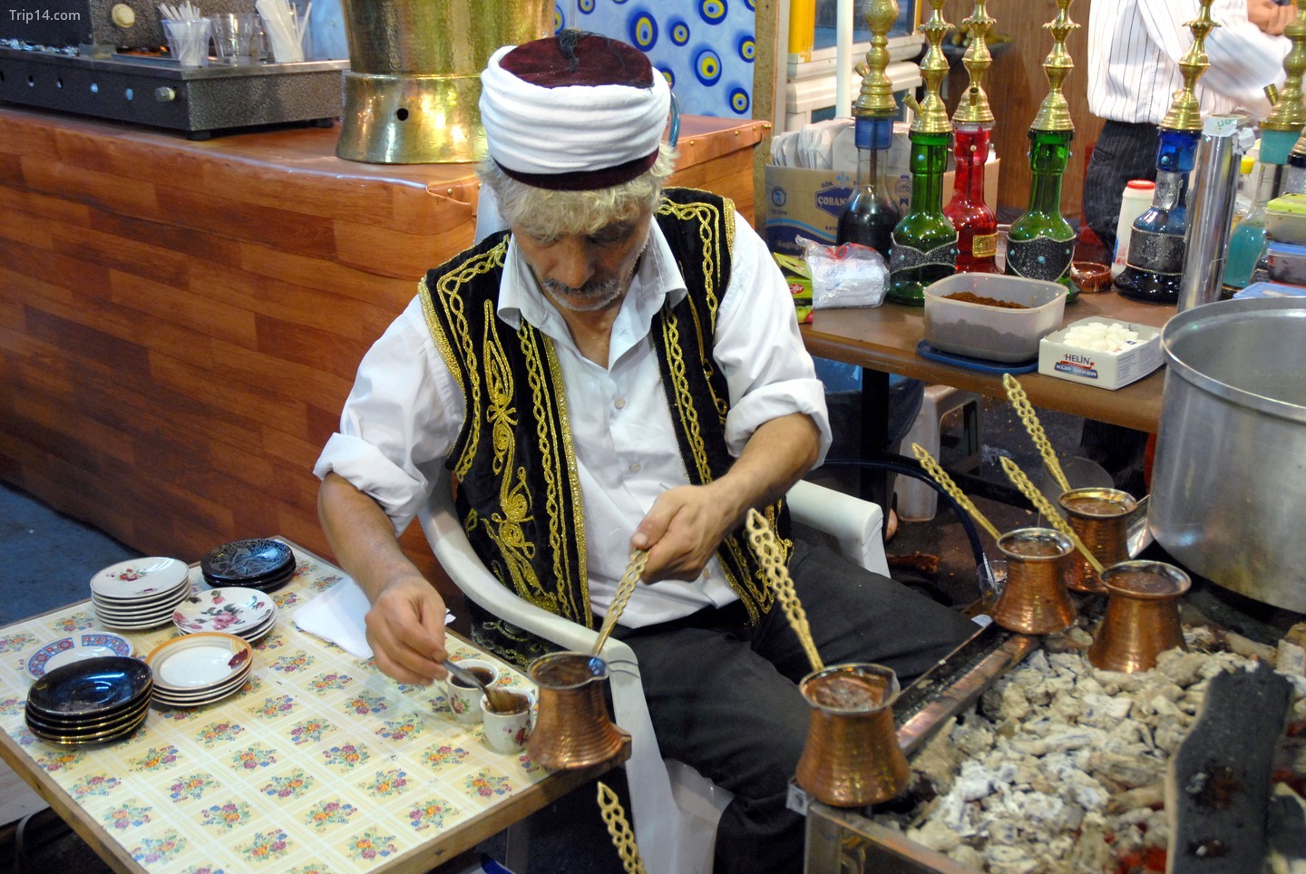 Một người đàn ông Thổ Nhĩ Kỳ trong trang phục truyền thống chuẩn bị cà phê