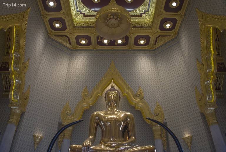 Đức Phật tại Wat Traimit - Trip14.com