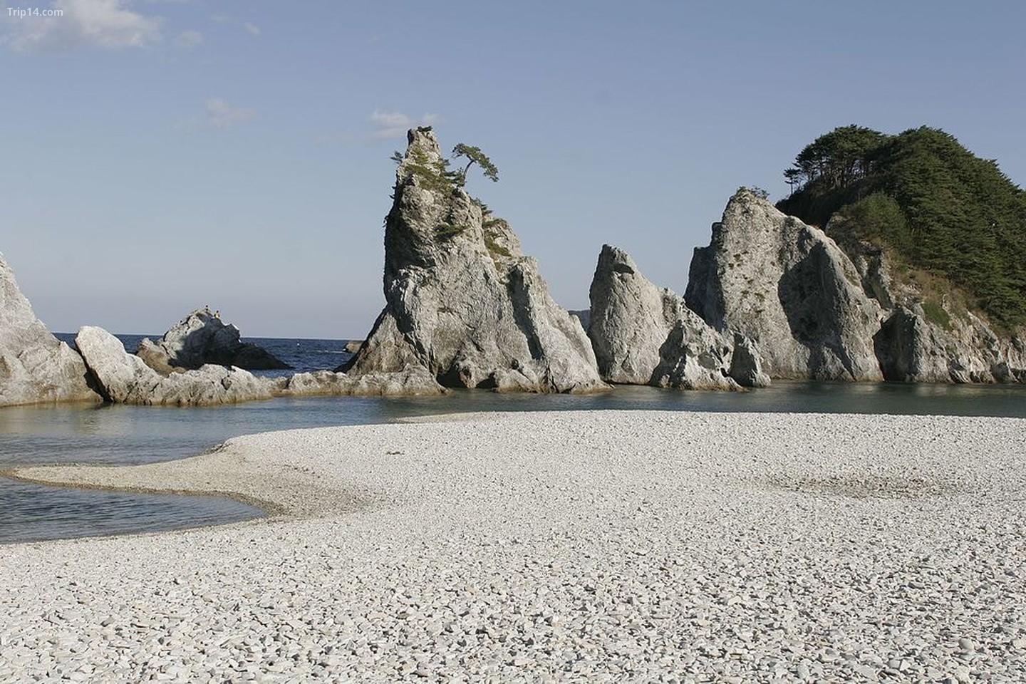 Những tảng đá gợi lên hình ảnh về cõi Tịnh độ tại Bãi biển Jodogahama