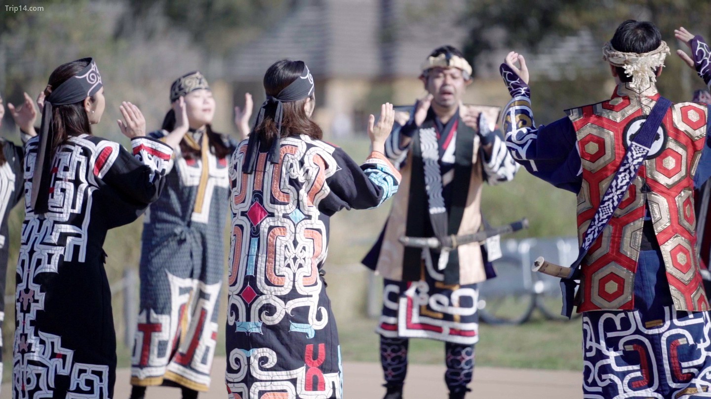 Một buổi biểu diễn múa Ainu tại Upopoy, Bảo tàng Ainu Quốc gia và Công viên ở Hokkaido 