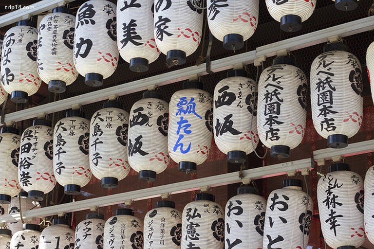 Đèn lồng giấy ở đền Yasaka Jinja - Trip14.com