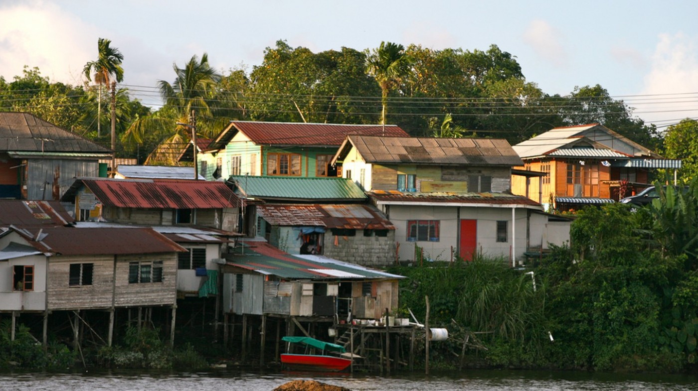 Những ngôi nhà ven sông ở Kuching © Davida De La Harpe